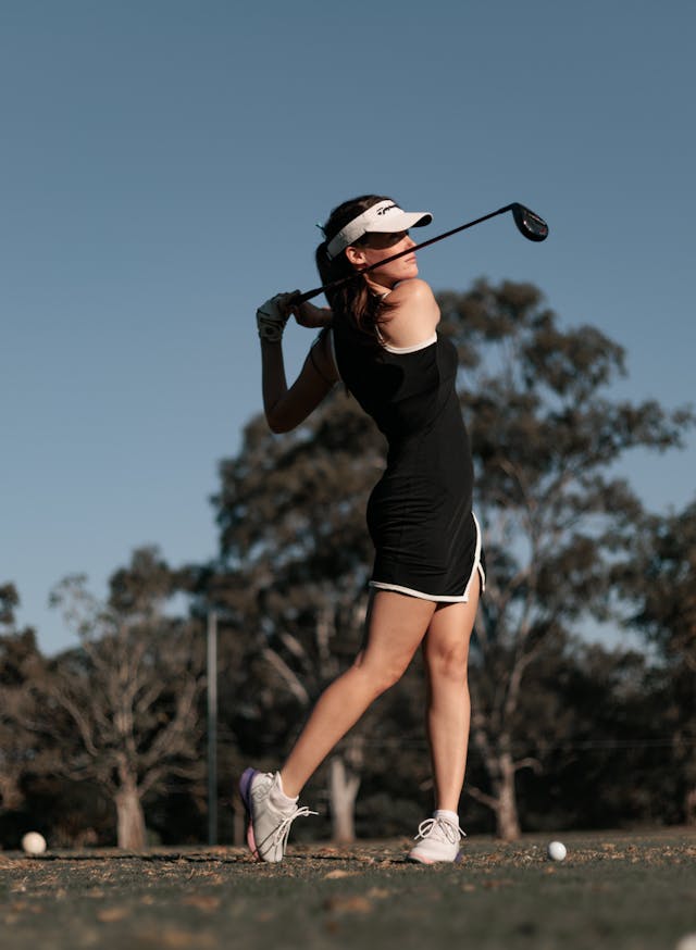 women-golfers-elbow